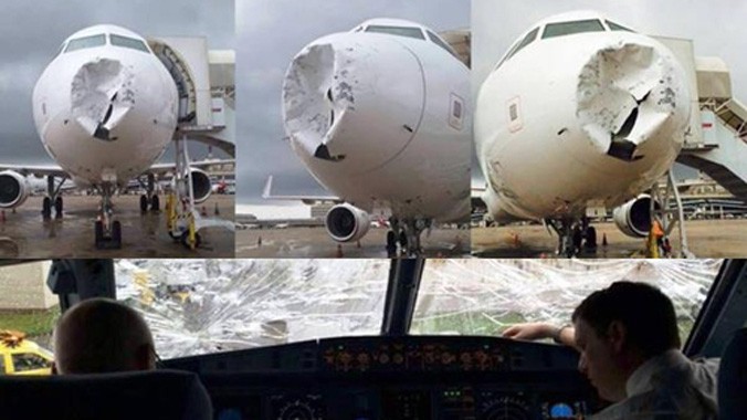 Phần mũi máy bay và kính chắn gió bị hư hại. Ảnh: Twitter/News.com.au.