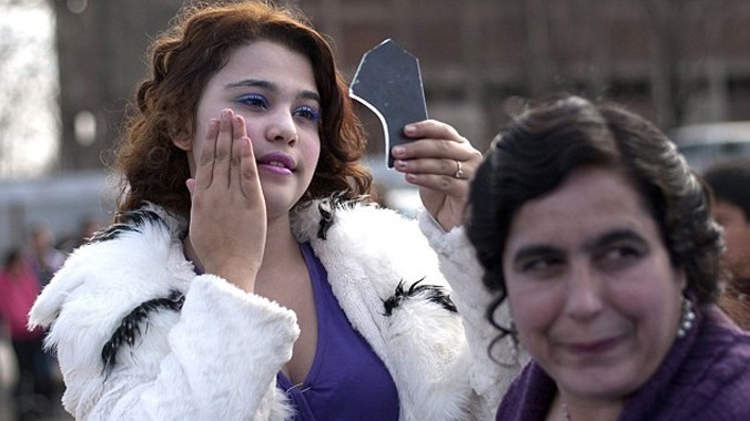 Thiếu nữ ngắm dung nhan bằng mảnh gương vỡ tại thành phố Stara Zagora, tỉnh Stara Zagora, Bulgaria hôm 28/2. Cô là một trong số những người tham gia "chợ cô dâu" của người Roma ở Bulgaria.