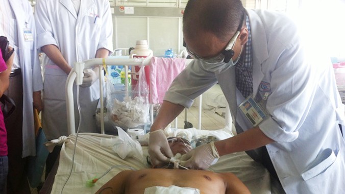Bệnh nhân A Tâm đang được điều trị tại khoa Tai mũi họng, Bệnh viện Chợ Rẫy TP.HCM. Ảnh: Quốc Ngọc