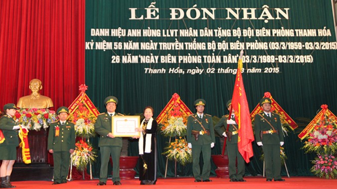 Phó Chủ tịch nước Nguyễn Thị Doan trao bằng, cờ Danh hiệu anh hùng cho tập thể Bộ đội Biên phòng tỉnh Thanh Hóa.