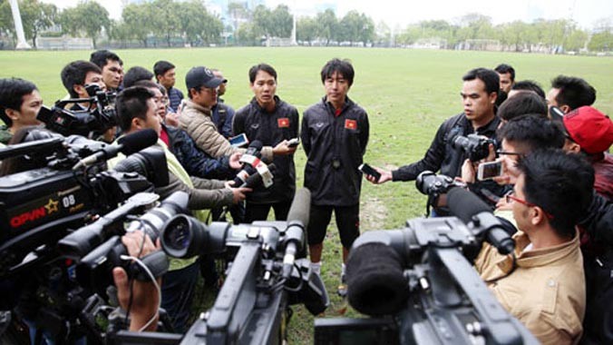 HLV Miura trả lời phỏng vấn báo chí trong buổi tập sáng qua. Ảnh: Quang Minh.