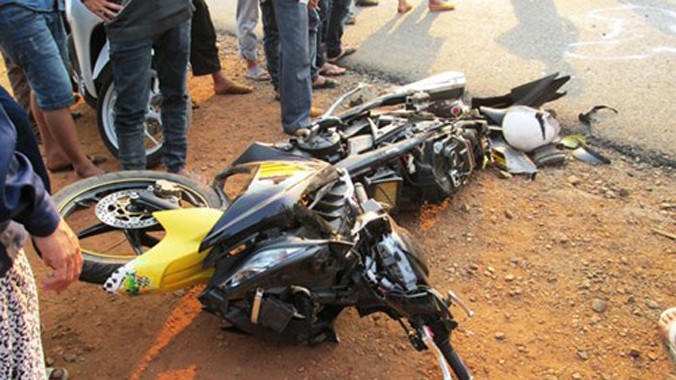 Sau cú va chạm, chiếc xe máy của nạn nhân bị biến dạng.