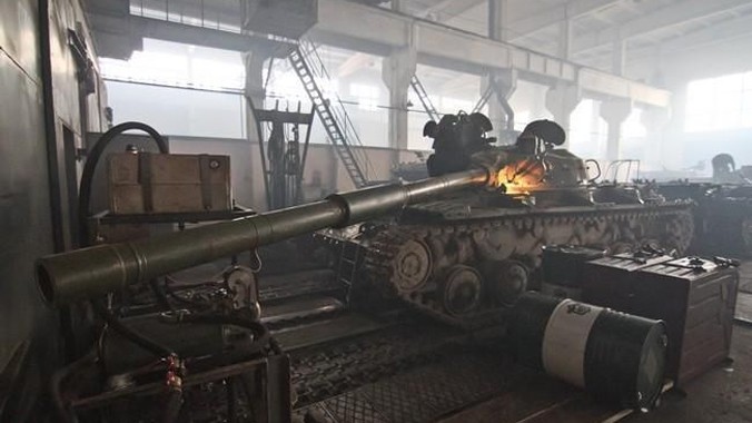 Những hình ảnh sửa chữa xe tăng, xe thiết giáp tại Nhà máy Kiev này vừa được phóng viên tờ báo Ukraine Autoconsulting tiết lộ hôm 27/2/2015.