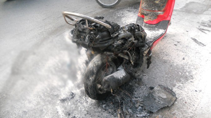 Xe gắn máy hiệu Atila đang lưu thông trên đường bất ngờ bốc cháy.
