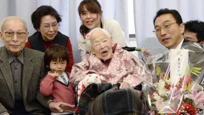 Sinh nhật lần thứ 117 của cụ Okawa bên các con cháu trong gia đình.