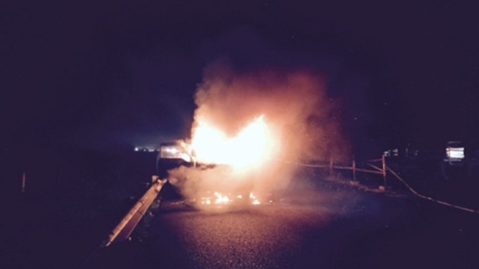 Xe tải bốc cháy dữ dội trên cao tốc Pháp Vân