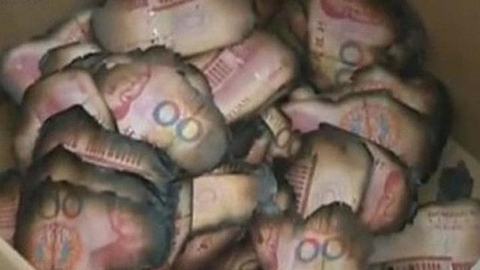 Số tiền giấy giấu trong bếp lò tàn theo ngọn lửa đun nước. Ảnh: China Daily.