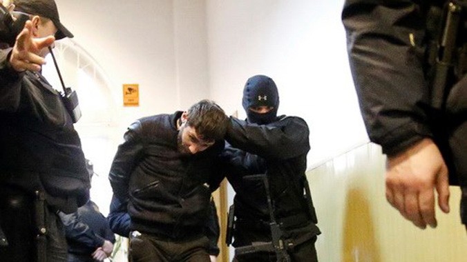 Zaur Dadayev, một trong 5 nghi phạm ám sát lãnh đạo đảng đối lập Nga Boris Nemtsov, bị áp giải vào phòng giam bên trong trụ sở tòa án ở Moscow hôm 8/3. Ảnh: Reuters.