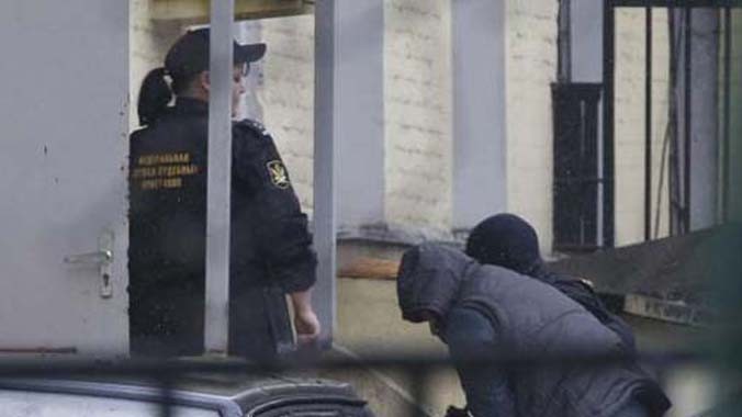 Một trong những nghi phạm bắn chết ông Nemtsov (giữa) hôm qua bị dẫn tới tòa xét xử. Ảnh: Reuters.