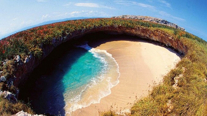 Điểm đến thu hút nhiều khách du lịch nhất trên quần đảo là Bãi biển tình yêu (Playa del Amor) hay còn được gọi là Bãi biển ẩn giấu ở Mexico.