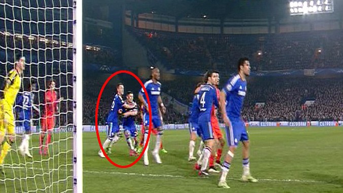 Terry kèm 'nhầm' đồng đội, Chelsea thua đau