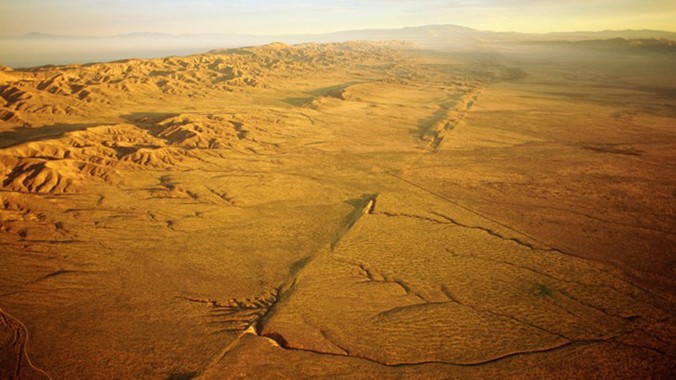 Đường đứt gãy này được hình thành từ 30 triệu năm về trước, khi hai mảng kiến tạo lớn là Thái Bình Dương và Bắc Mỹ va vào nhau.