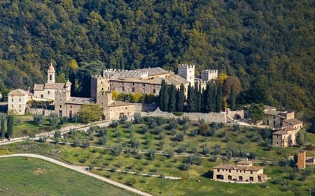 Tòa lâu đài tọa lạc tại vùng Tuscany với kiến trúc nguyên vẹn từ thời trung cổ. Ảnh: Telegraph