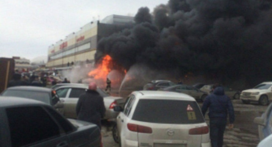 Vụ hỏa hoạn xảy ra tại trung tâm mua sắm Admiral, nơi có nhiều người việt buôn bán, hôm 12/3. (Ảnh: RIA)