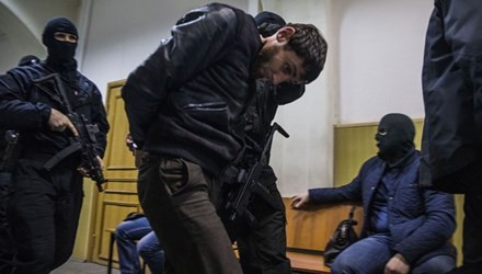 Đặc nhiệm Nga áp giải các nghi phạm tới tòa án. Ảnh: Getty Images.