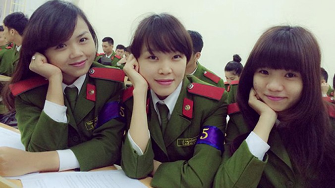 Trần Thu Hiền,lớp B5D36 Học viện Cảnh sát nhân dân (ngoài cùng bên trái). Ảnh:NVCC.
