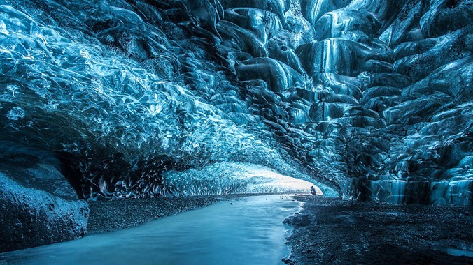 Vẻ đẹp lay động của hang động dưới dòng sông băng.