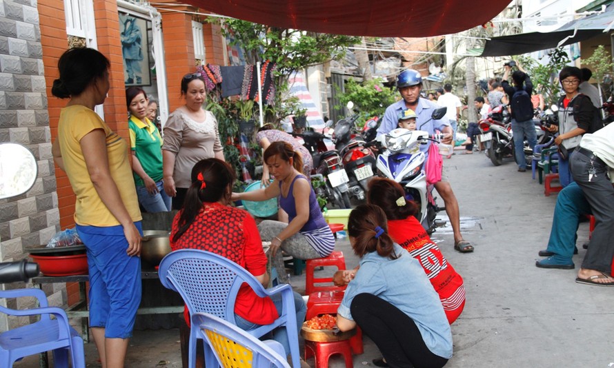 Người dân tại hẻm 360 (nơi xảy ra vụ hỏa hoạn) đang tổ chức nấu cơm cho những gia đình bị nạn.