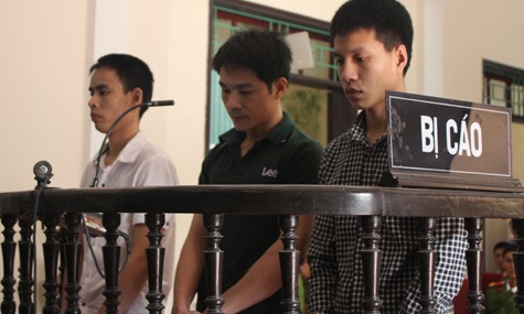 Dương Đình Quang (đứng giữa) cùng Quý và Toàn nghe tòa tuyên án. Ảnh:Hải Bình.
