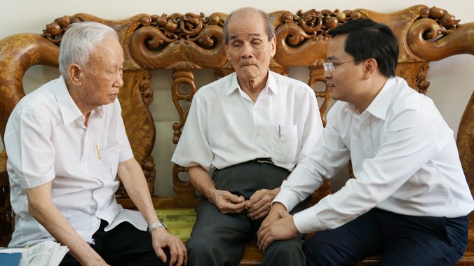 Anh Nguyễn Anh Tuấn (bìa phải) đến thăm các đồng chí nguyên là cán bộ đoàn lão thành qua các thời kỳ.