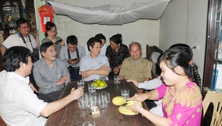 Lãnh đạo Sở Y tế Nghệ An tặng quà cho gia đình liệt sỹ đảo Gạc Ma. Phan Thị Trang ngồi ngoài cùng bên phải. Ảnh: Quang Long.