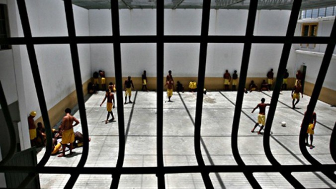 Một góc nhà tù Lemos Brito Penitentiary và bức ảnh được lưu trữ trong điện thoại di động của một tù nhân.