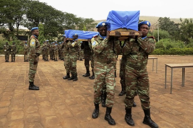 Các quân nhân Mali và MINUSMA đang khiêng quan tài của hai binh sỹ LHQ tử nạn trong vụ đánh bom tại Kidal. 