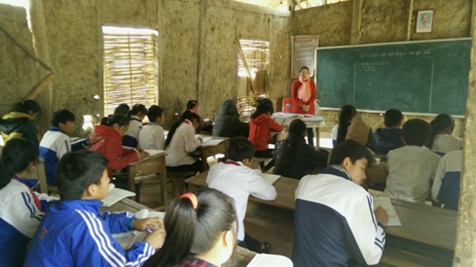 Nhiều học sinh ở Trường THCS Chiềng Sơ, Sơn La hiện vẫn đang phải học trong các phòng học tạm bằng nhà tranh vách đất.