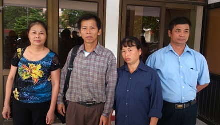 Sau 10 năm ngồi tù oan, Nguyễn Thanh Chấn (áo kẻ) trở về đoàn tụ với gia đình. Ảnh: Nguyễn Tuấn.