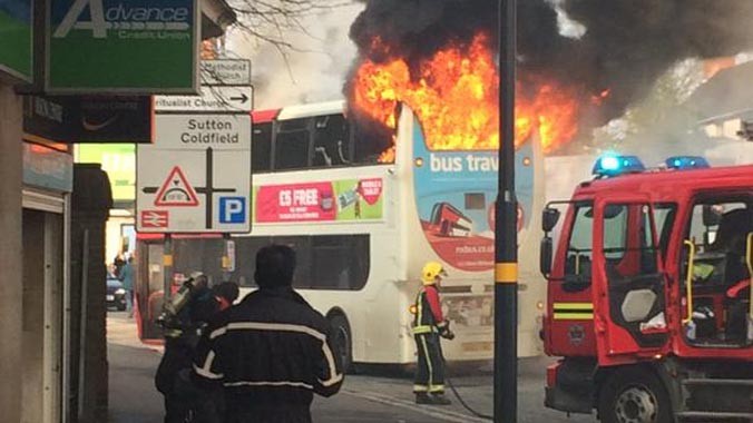 Ngọn lửa bùng cháy thiêu rụi nóc xe buýt.