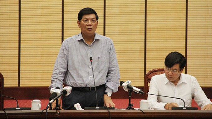 Phó chủ tịch UBND TP Hà Nội Nguyễn Quốc Hùng kết thúc cuộc họp báo trong khi chưa trả lời bất kì câu hỏi nào của các phóng viên. Ảnh: Công Khanh/ Zing