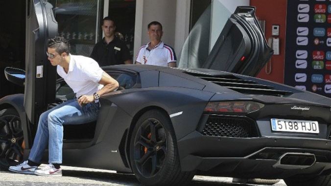 Cristiano Ronaldo nổi tiếng với sở thích sưu tập siêu xe. Anh chi ra 318.000 USD để mua Lamborghini Aventador màu đen. Mức giá của xế hộp cho thấy sự chịu chơi của cầu thủ bóng đá giàu nhất thế giới. Theo công bố của trang Goal, tổng tài sản của Ronaldo t