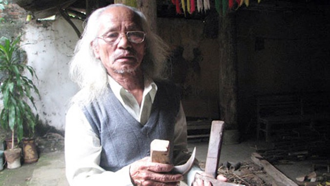 Ông Nguyễn Ngọc Đoán giải thích và chia sẻ về hệ ngôn ngữ cổ của làng.