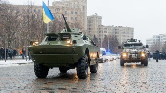Xe tăng và xe bọc thép thuộc các đơn vị cảnh sát và vệ binh quốc gia Ukraine tuần tra trên đường phố Kharkiv, đông bắc Ukraine. Ảnh: AFP.
