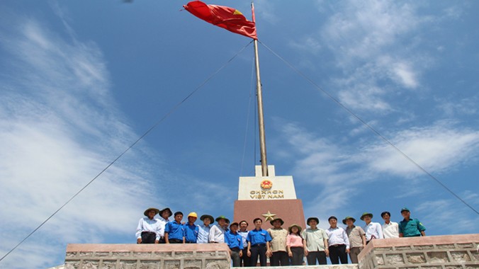 Xúc động đứng trước Cột cờ Tổ quốc