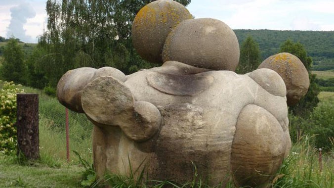 Hòn đá kỳ lạ ở Romania lớn lên như nấm sau mưa.
