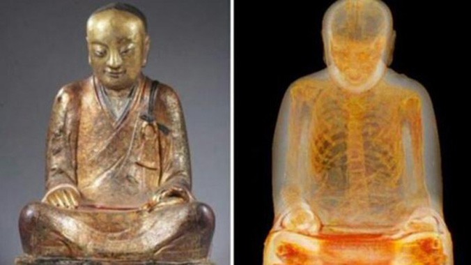 Bức tượng Phật và xác ướp bên trong. Ảnh: Drents Museum.
