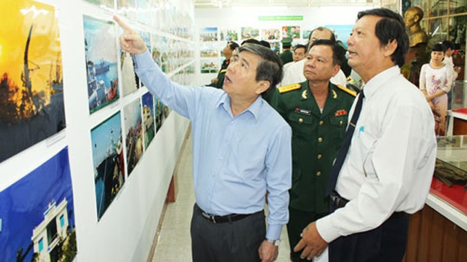 Ông Nguyễn Thành Phong (áo xanh nhạt) trong một hoạt động ở Bến Tre. Ảnh: Báo Đồng Khởi.