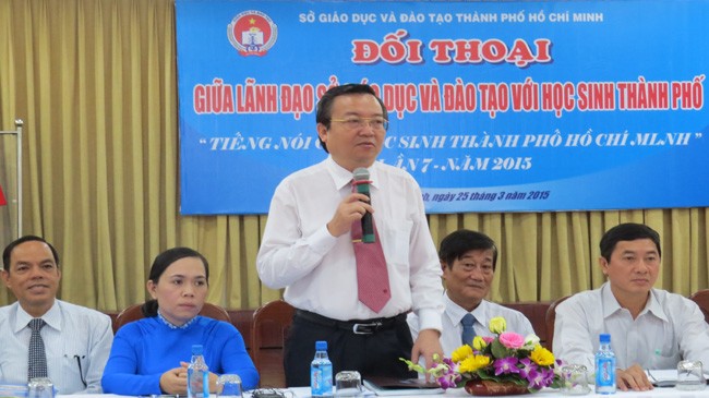 Ông Nguyễn Hồng Sơn, Giám đốc Sở GD&ĐT TPHCM trả lời câu hỏi của học sinh.