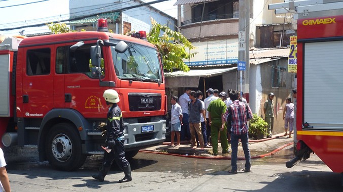 Lực lượng chữa cháy có mặt dập lửa.