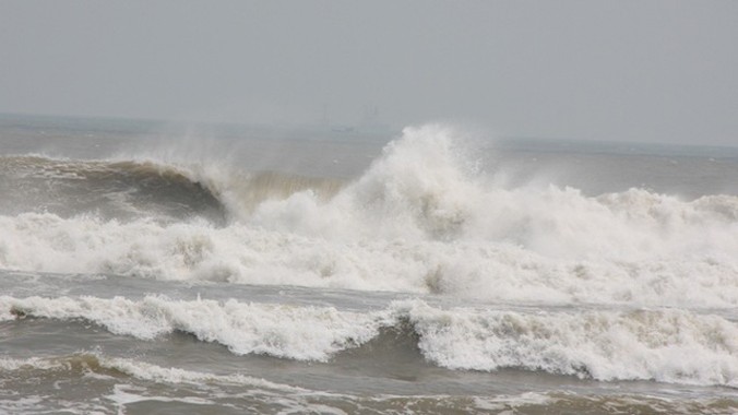 Sóng biển to nên người dân không nên tắm để hạn chế những tai nạn đáng tiếc xảy ra.
