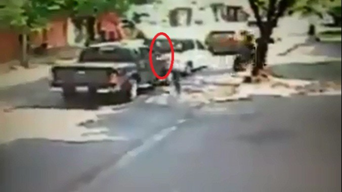 Kết cục thảm hại của 2 tên trộm bẻ gương ôtô giữa phố