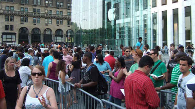 Khách hàng chờ đợi mua sản phẩm mới Apple Store trên Đại lộ 5, New York City.