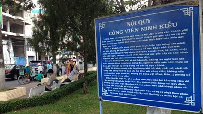 Nội quy công viên Ninh Kiều chỉ bằng Tiếng Việt, không có tiếng nước ngoài.