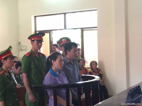 Hai bị cáo Phạm Văn Mạnh và Trịnh Thị Ngọc Nhung tại phiên tòa.
