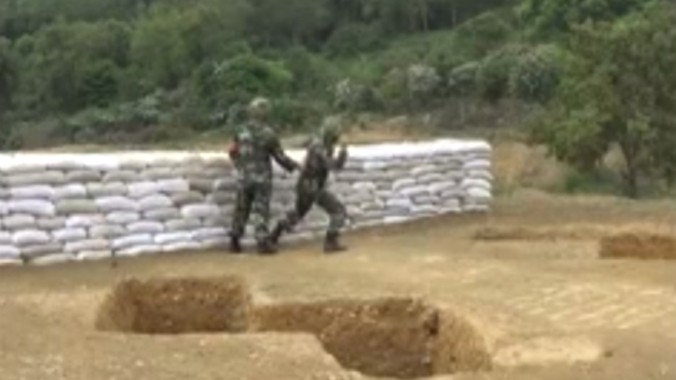 Để lựu đạn tuột tay, hai lính Trung Quốc suýt mất mạng
