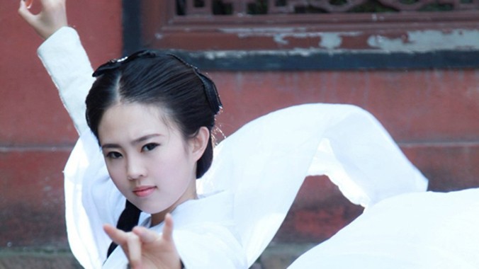 Mới đây, cộng đồng mạng Trung Quốc truyền tay nhau loạt ảnh cosplay Tiểu Long Nữ đẹp lung linh của một thiếu nữ ở tỉnh An Huy.