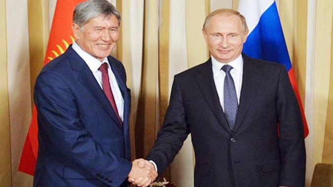 Tổng thống Putin chính thức xuất hiện trở lại tại cuộc gặp gỡ với người đồng cấp Kyrgyzstan sau hơn 10 ngày vắng mặt.