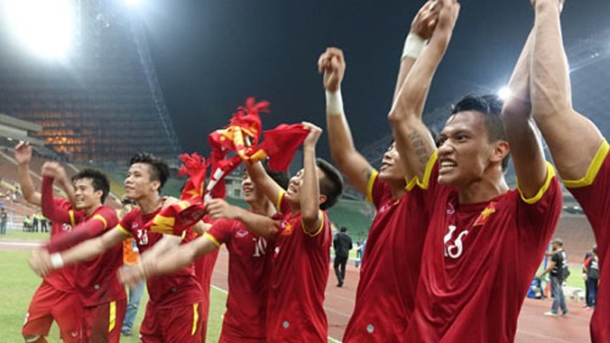 Các cầu thủ cảm ơn người hâm mộ sau trận thắng đẹp mắt trước chủ nhà Malaysia.Ảnh: Đức Duy.