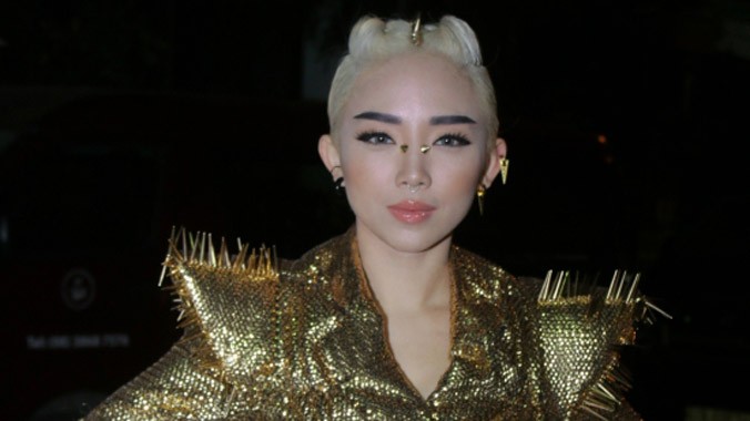Tóc Tiên diện trang phục ánh kim nổi bần bật trong hậu trường liveshow 8 chương trình The Remix.